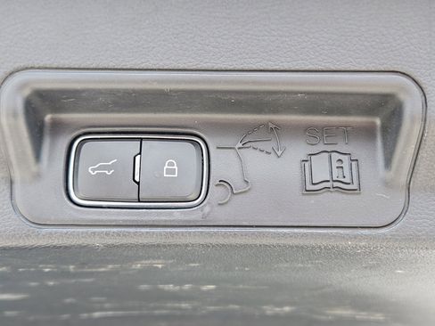 Certified 2024 Ford Explorer XLT image 32