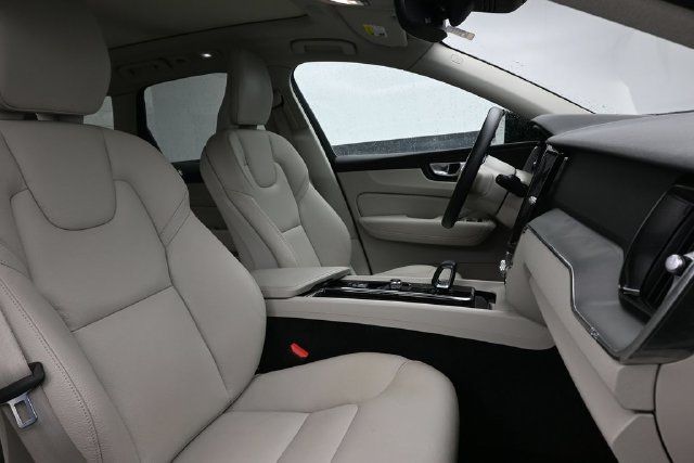 Used 2024 Volvo XC60 B5 Core AWD/4WD image 31