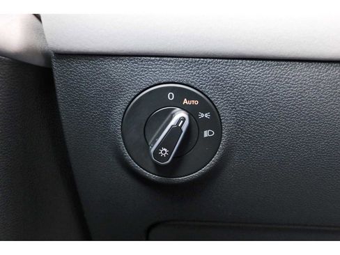 Used 2025 Volkswagen Taos SE image 19