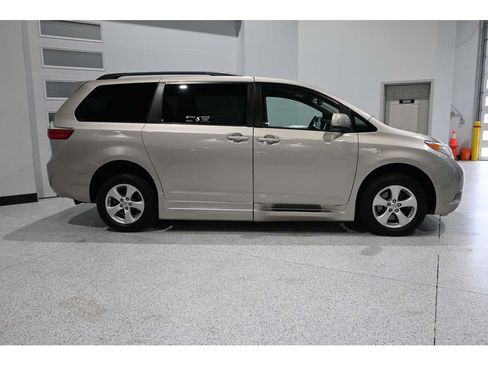 Used 2015 Toyota Sienna LE FWD image 5
