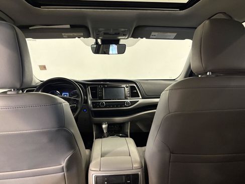 Used 2017 Toyota Highlander XLE AWD/4WD image 30
