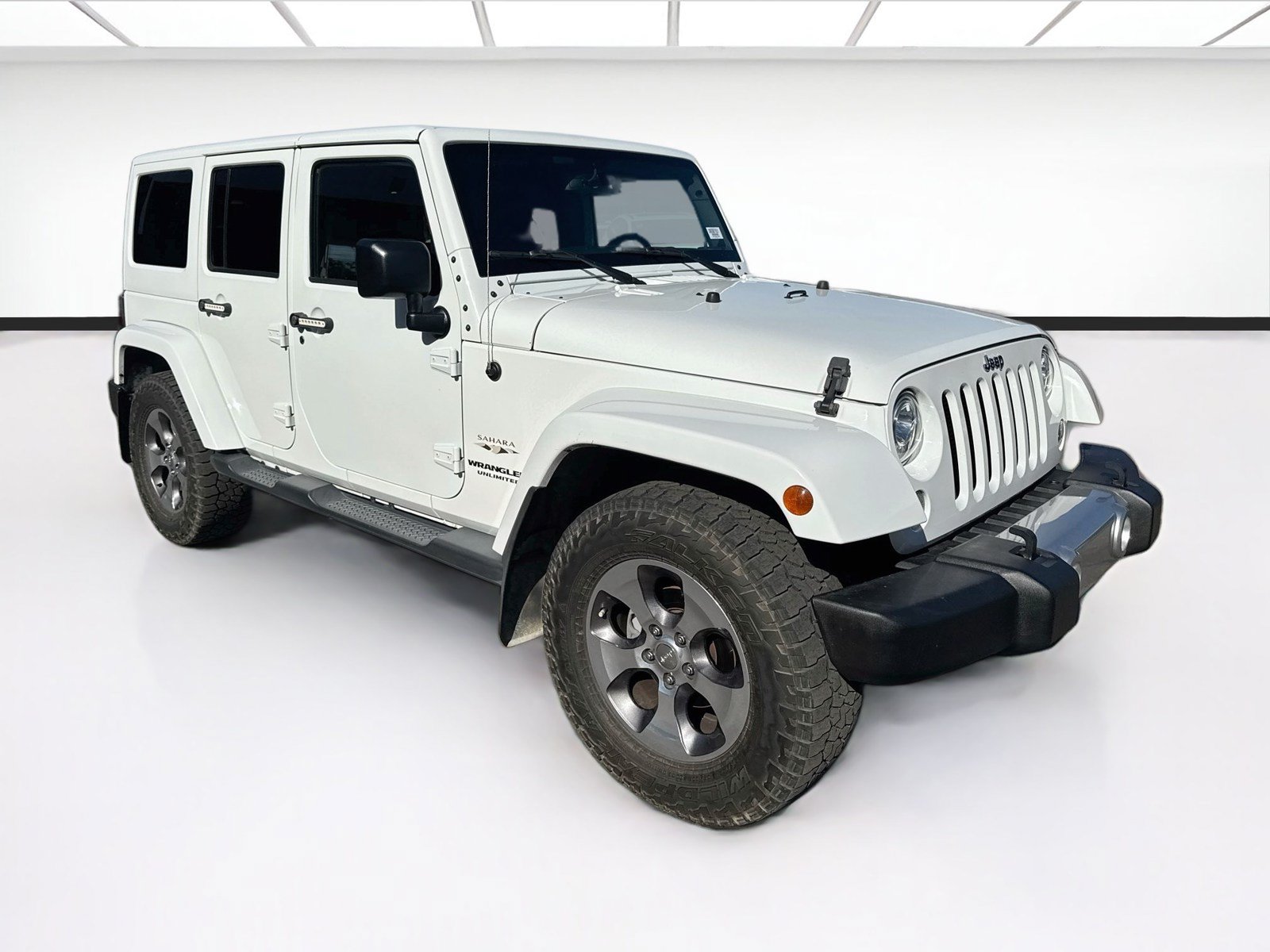 Used 2017 Jeep Wrangler Unlimited Sahara w/ Connectivity Group AWD/4WD image 3