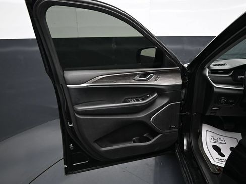 Used 2021 Jeep Grand Cherokee L Limited AWD/4WD image 10