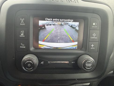 Used 2017 Jeep Renegade Latitude w/ Cold Weather Group image 31