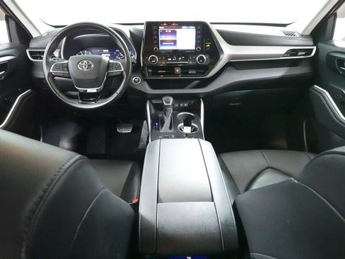 Used 2020 Toyota Highlander XLE AWD/4WD image 12