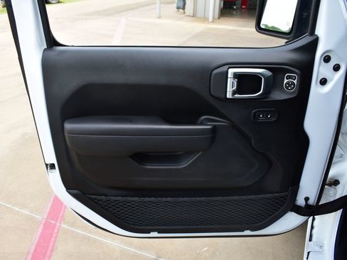 Used 2025 Jeep Gladiator Sport AWD/4WD image 15