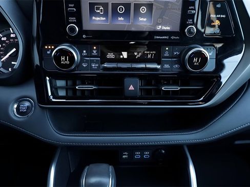 Certified 2022 Toyota Highlander XLE image 32