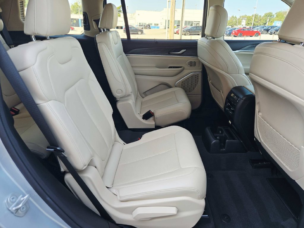 Used 2021 Jeep Grand Cherokee L Limited w/ Luxury Tech Group II AWD/4WD image 17