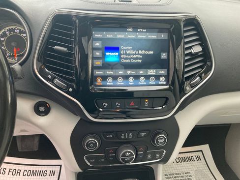 Used 2021 Jeep Cherokee Limited image 22