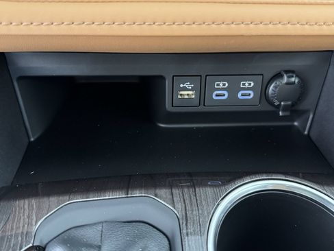 New 2026 Toyota Highlander Platinum AWD/4WD image 3