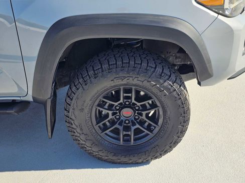 Used 2020 Toyota Tacoma TRD Off-Road w/ Technology Package AWD/4WD image 9