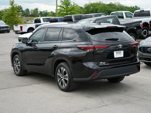 Used 2024 Toyota Highlander XLE FWD image 7