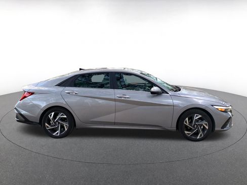 Used 2025 Hyundai Elantra Limited image 8