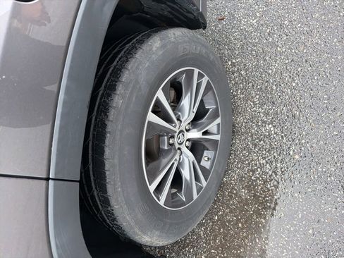 Used 2019 Toyota Highlander Plus FWD image 17