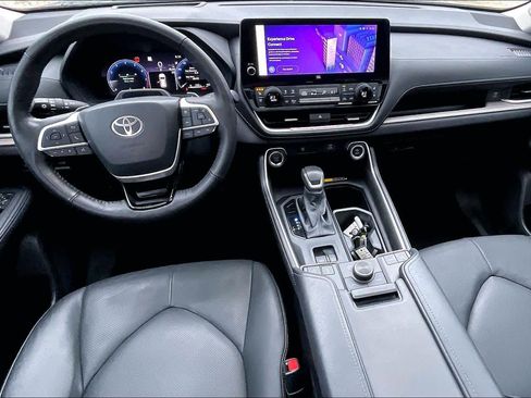 Used 2025 Toyota Grand Highlander AWD image 16