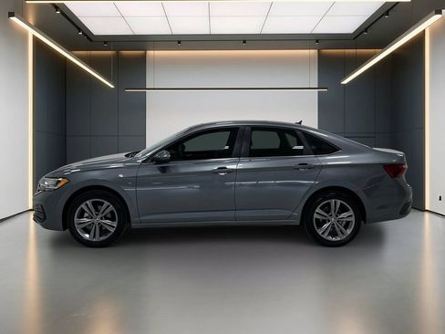 Used 2022 Volkswagen Jetta SE FWD image 2