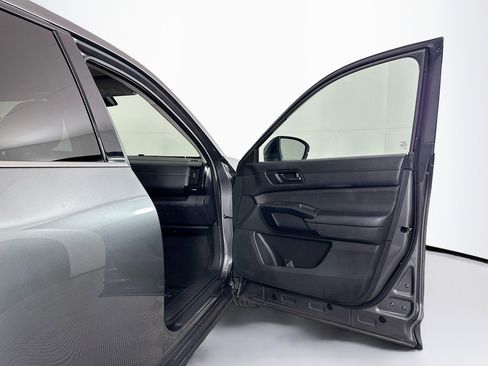 Used 2023 Nissan Pathfinder S image 32