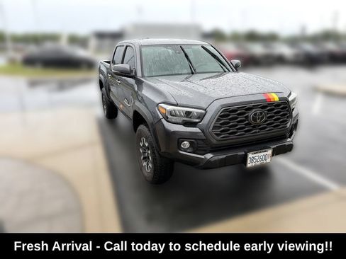 Used 2021 Toyota Tacoma TRD Off-Road w/ TRD Premium Off Road Package AWD/4WD image 2