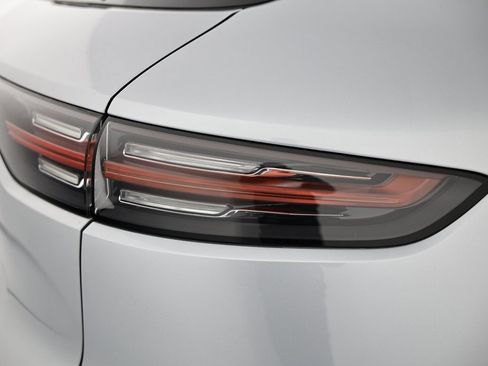 Used 2022 Porsche Cayenne Platinum Edition image 15