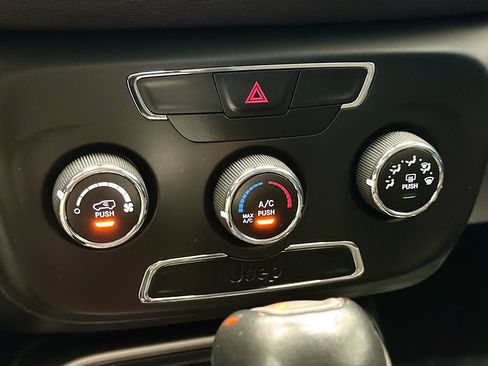 Used 2018 Jeep Compass Latitude image 9