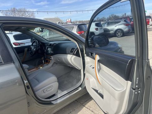 Used 2010 Toyota Highlander Limited image 36