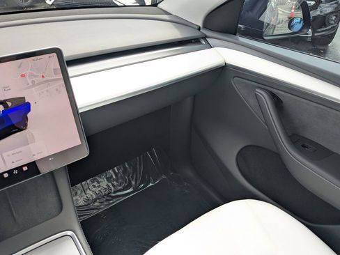 Used 2023 Tesla Model Y Long Range image 4