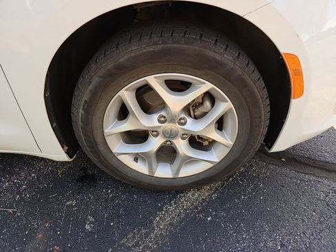 Used 2018 Chrysler Pacifica Touring Plus w/ Tire & Wheel Group FWD image 9