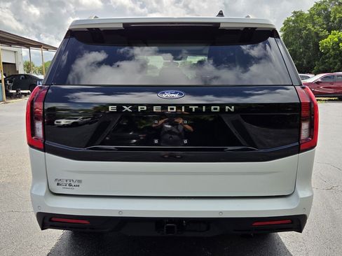 Used 2025 Ford Expedition Active RWD image 4