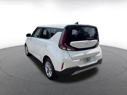 Used 2025 Kia Soul LX w/ LX Technology Package FWD image 11