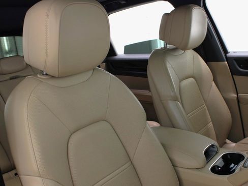 Used 2019 Porsche Cayenne image 50