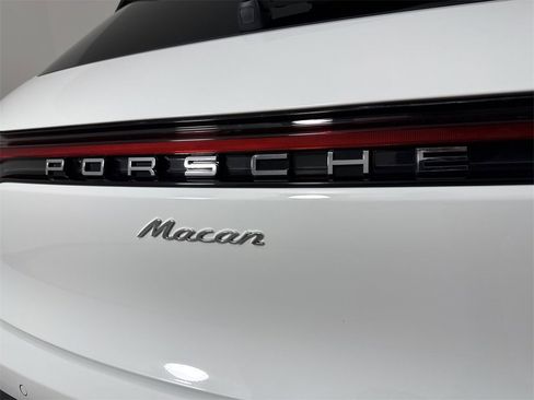 Certified 2025 Porsche Macan image 18