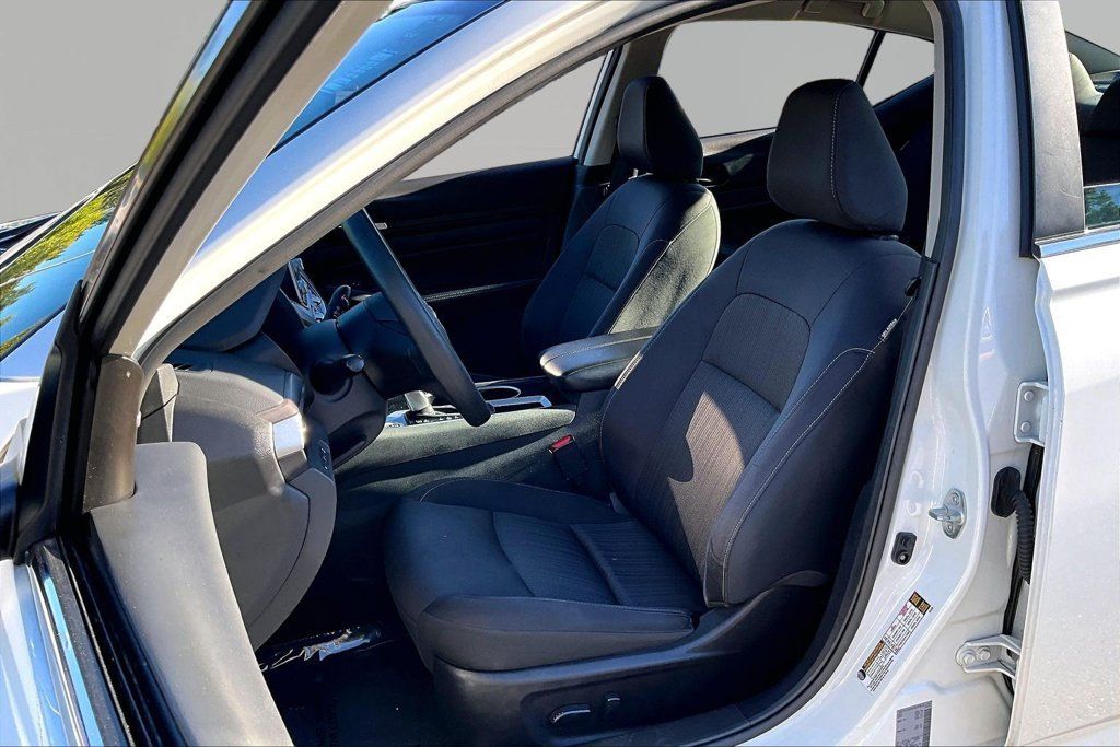 Used 2024 Nissan Altima 2.5 SV FWD image 17