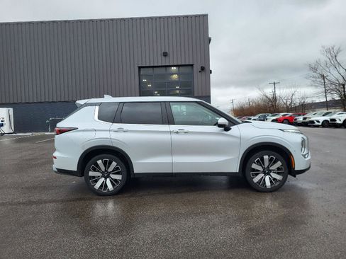 Used 2025 Mitsubishi Outlander SE image 2