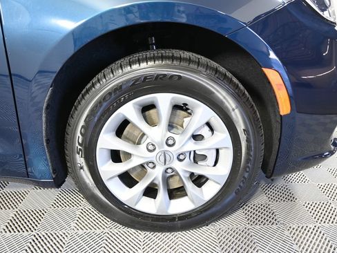 Used 2024 Chrysler Pacifica Touring-L AWD/4WD image 11