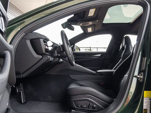 Used 2025 Porsche Panamera image 25