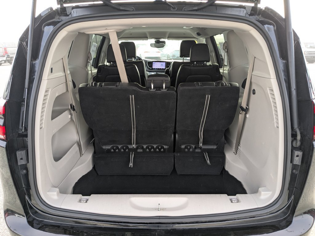 Used 2024 Chrysler Pacifica Touring-L FWD image 18