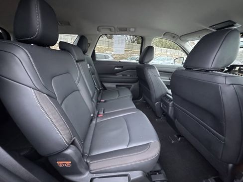 Used 2022 Nissan Pathfinder SL image 11