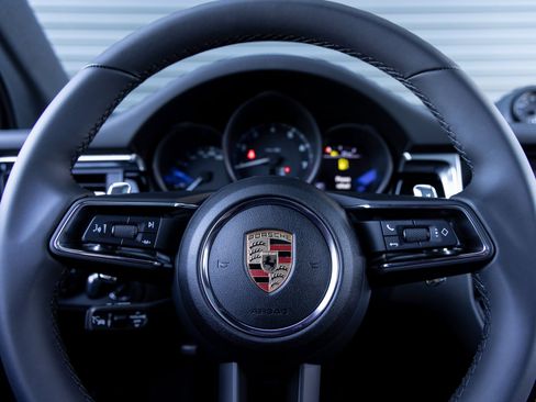 Certified 2025 Porsche Macan image 14