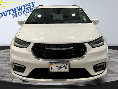 Used 2022 Chrysler Pacifica Touring-L FWD image 2
