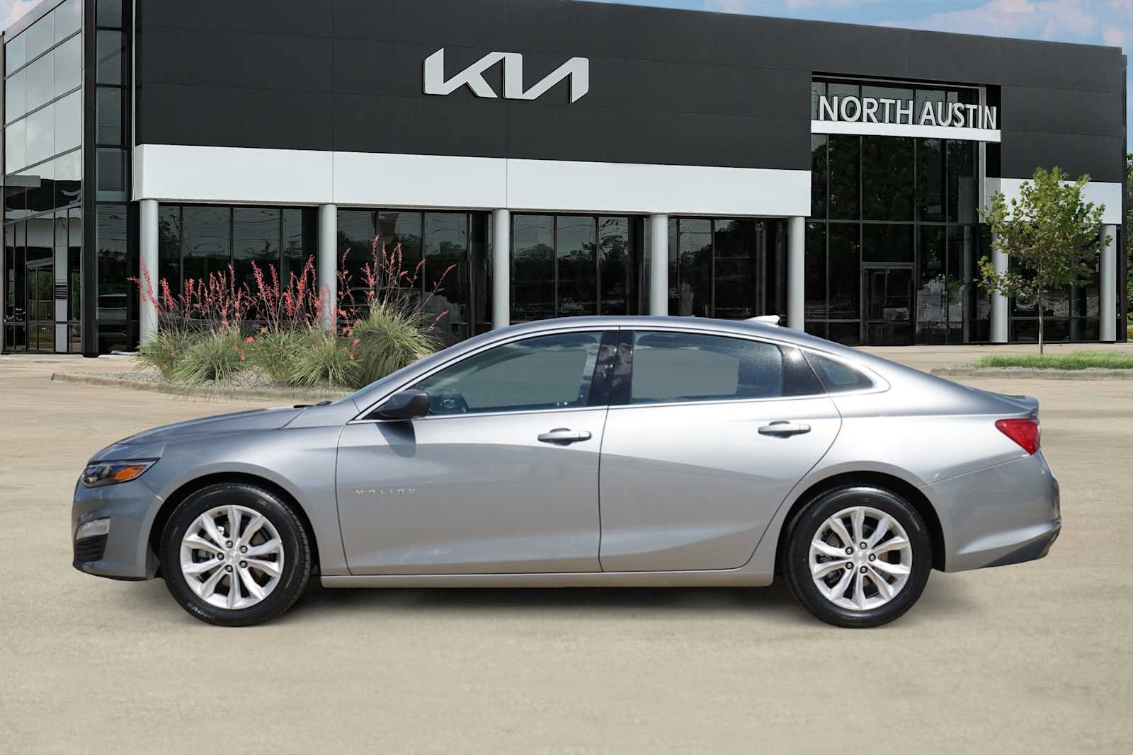 Used 2025 Chevrolet Malibu LT FWD image 3