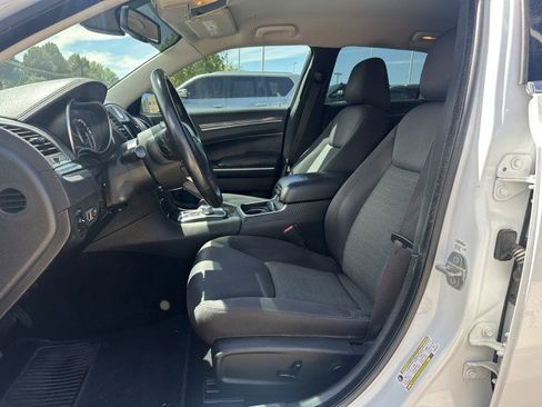 Used 2019 Chrysler 300 Touring w/ Chrome Appearance Package image 11