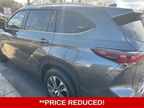 Used 2024 Toyota Highlander XLE image 2