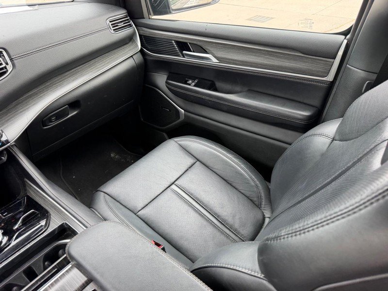 Used 2024 Jeep Wagoneer L Series III w/ Flexible Seating Group AWD/4WD image 19