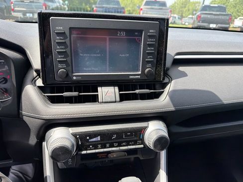Used 2022 Toyota RAV4 LE FWD image 2