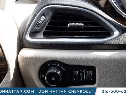 Used 2023 Chrysler Pacifica Limited FWD image 11