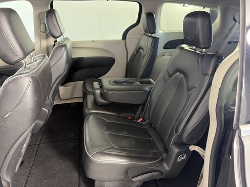 Used 2019 Chrysler Pacifica Limited w/ Advanced Safetytec Group FWD image 7