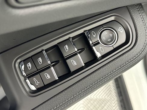 Certified 2025 Porsche Macan image 13