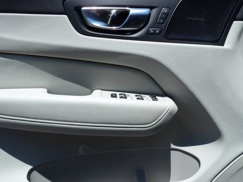 Certified 2025 Volvo XC60 T8 Ultra w/ Protection Package Premier AWD/4WD image 13
