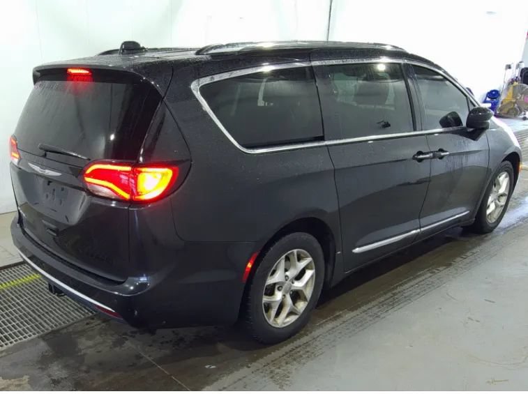 Used 2020 Chrysler Pacifica Touring-L w/ Tire & Wheel Group FWD image 2