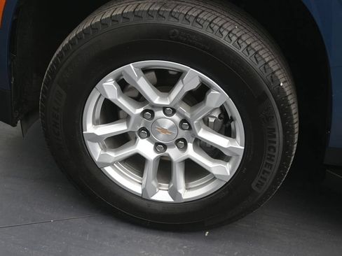Used 2025 Chevrolet Suburban LS RWD image 9